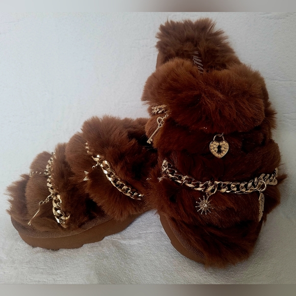 Wild Pair Paiyge Cozy Platform Slide Faux Fur Sandals Gold Chain Charm US 6.5 - Picture 12 of 14